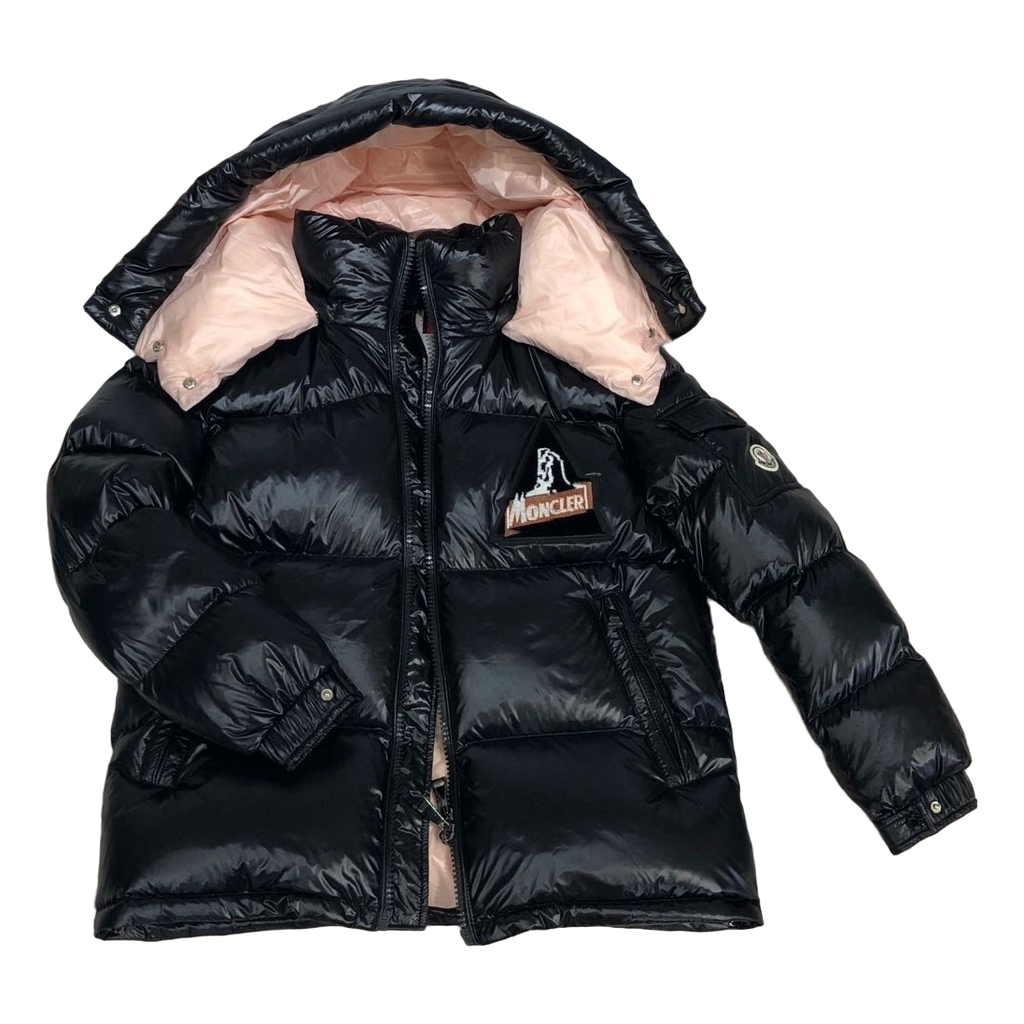 Moncler Mountain-Badge Glossy Short Puffer Jacket – Black | Premium Down